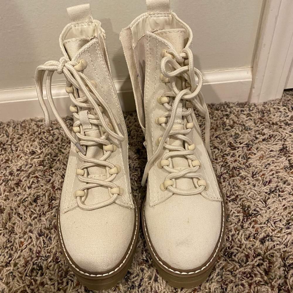Size 6 universal thread cream painter boots